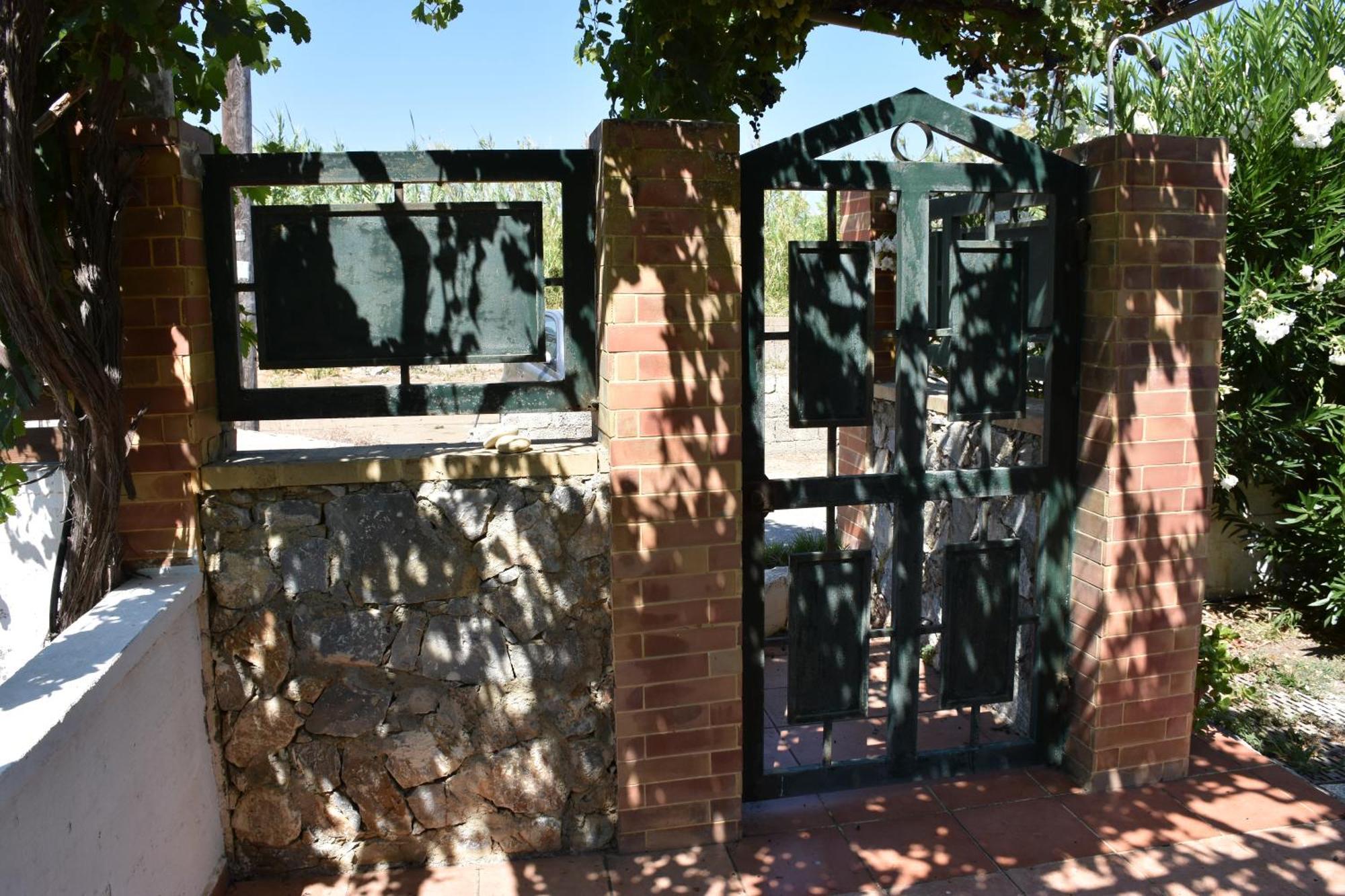 Villa Gerani Gerani  Luaran gambar